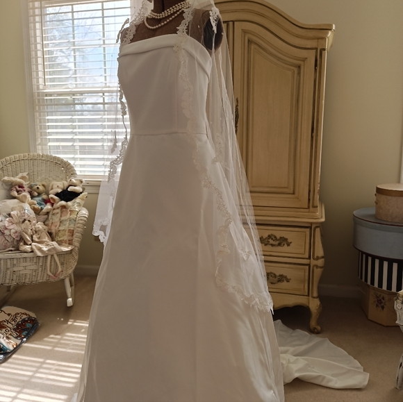 2005 TIMELESS A- LINE WEDDING GOWN! EUC!❤️ - Picture 16 of 16